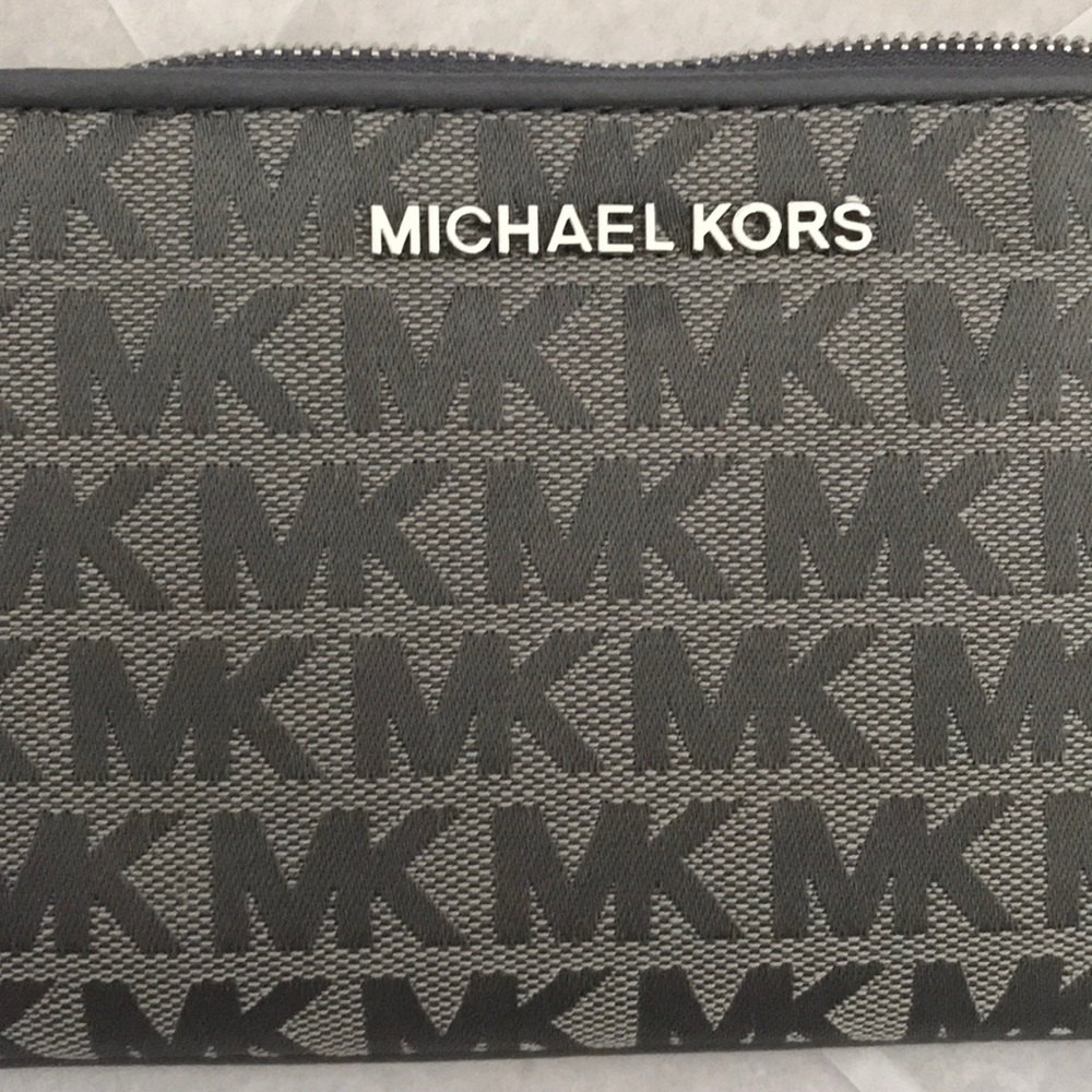 NWT Michael Kors wristlet - Picture 5 of 7